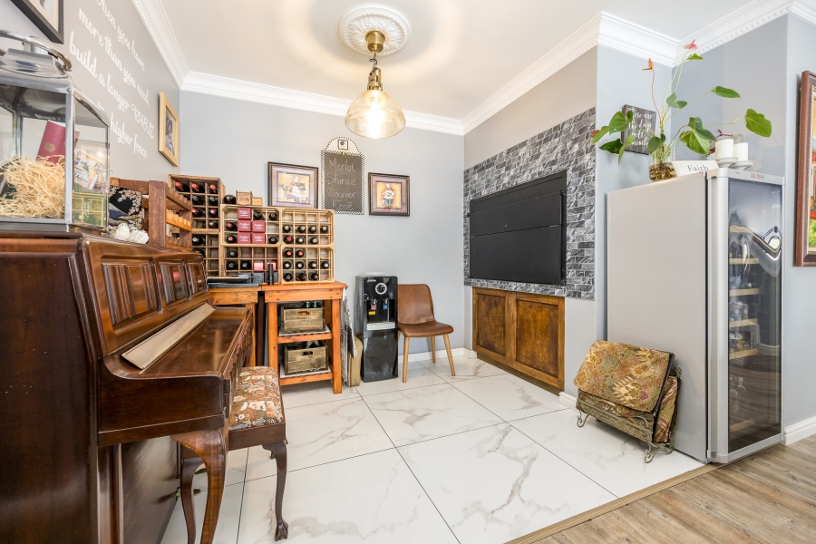 4 Bedroom Property for Sale in Van Riebeeckshof Western Cape